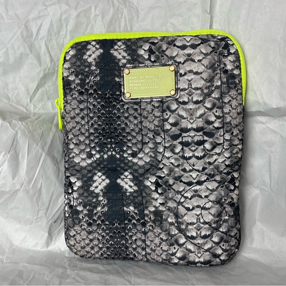 Preloved Marc by Marc Jacobs IPad Case - Picture 1 of 8